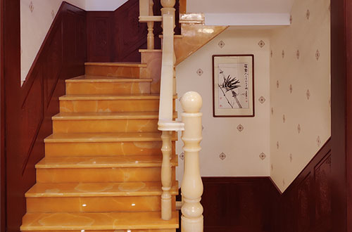 山南中式别墅室内汉白玉石楼梯的定制安装装饰效果